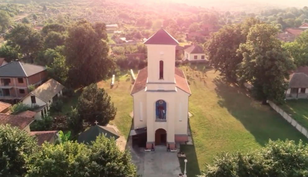 ČUDOTVORNA CRKVA SVETE PETKE U PORODINU Meštani sela kažu da se tu sveće same pale, da se kandila sama klate i da je krst čudotvoran (VIDEO)