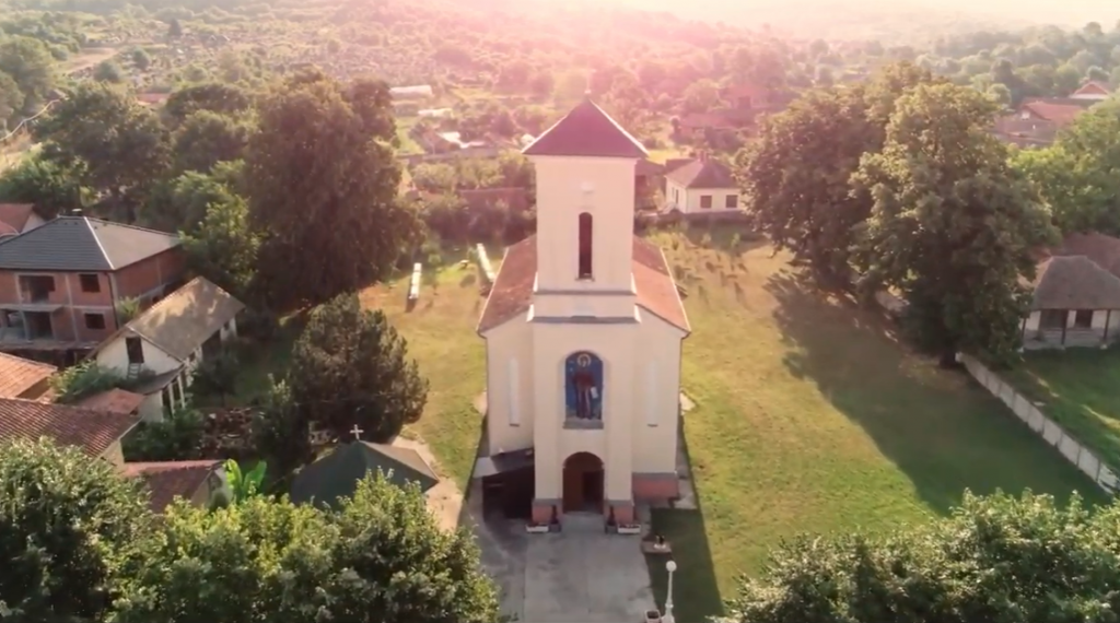 ČUDOTVORNA CRKVA SVETE PETKE U PORODINU Meštani sela kažu da se tu sveće same pale, da se kandila sama klate i da je krst čudotvoran (VIDEO)
