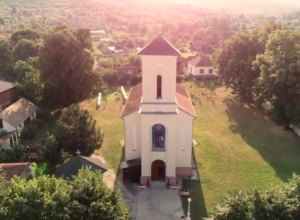 ČUDOTVORNA CRKVA SVETE PETKE U PORODINU Meštani sela kažu da se tu sveće same pale, da se kandila sama klate i da je krst čudotvoran (VIDEO)