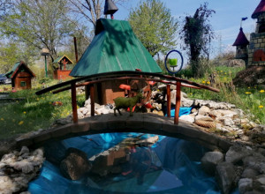 NA OBRONCIMA MURETNICE SKRIVA SE NEVEROVATNO SELO Drvene kućice i fontane sa kojih teče izvorska voda, fantastična ideja ovog čoveka će vas oduševiti(FOTO)