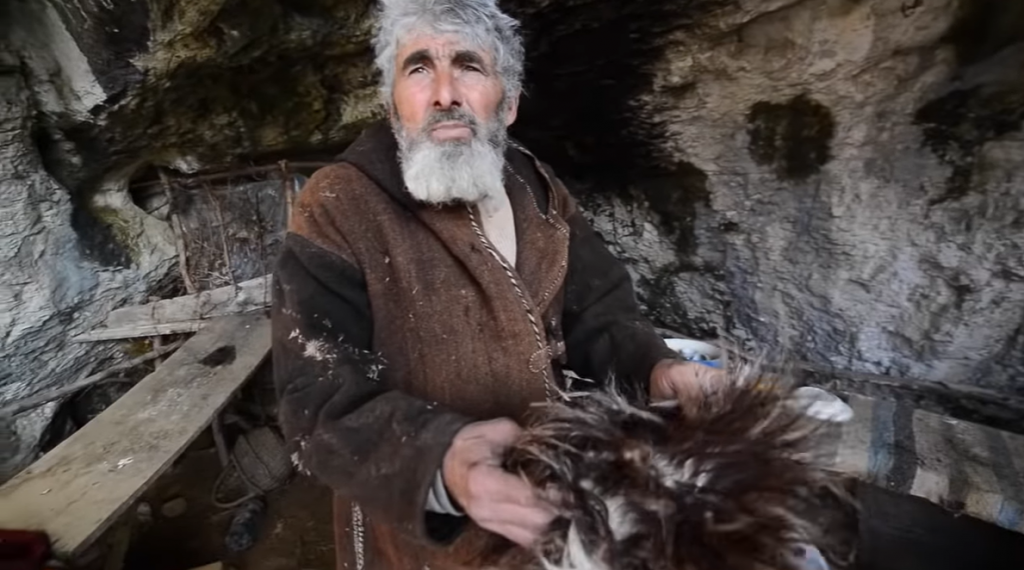 PEĆINSKI ČOVEK IZ SRBIJE Piroćanac Panta Petrović već nekoliko godina živi kao pravi odmetnik od civilizacije (VIDEO)