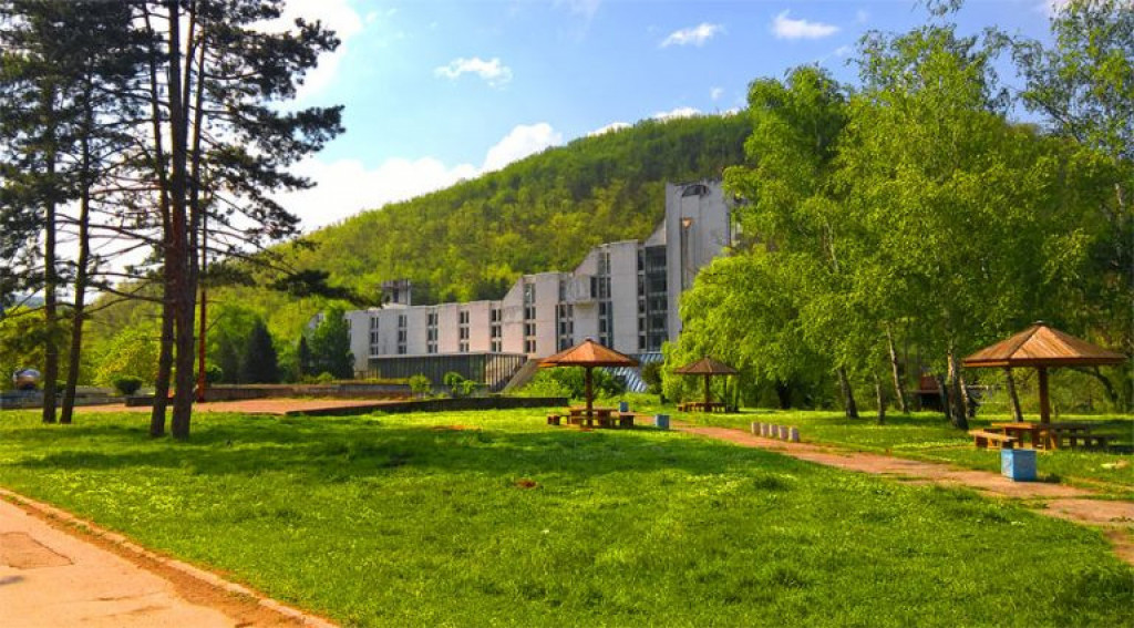 POZNATA PO LEKOVITOM MINERALNOM BLATU Ono što ovu banju razlikuje od ostalih širom naše zemlje je sadržaj hemijskih elemenata