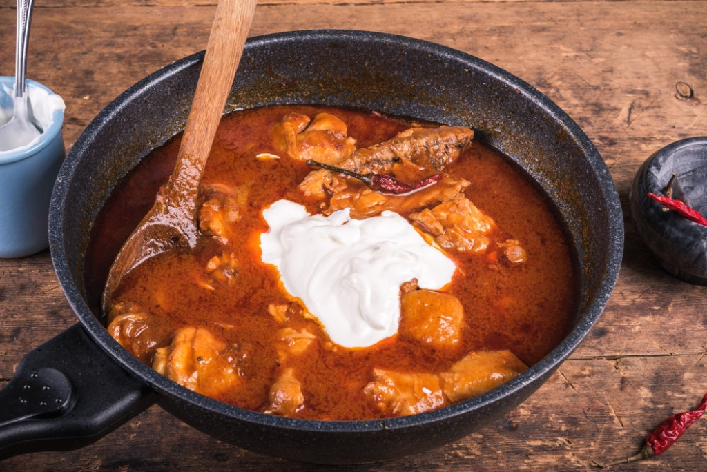 PRAVI TRADICIONALNI PILEĆI PAPRIKAŠ Ako volite slano, ljutkasto, bogato mesom probajte specijalitete mađarske kuhinje (RECEPT)