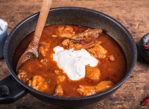 PRAVI TRADICIONALNI PILEĆI PAPRIKAŠ Ako volite slano, ljutkasto, bogato mesom probajte specijalitete mađarske kuhinje (RECEPT)