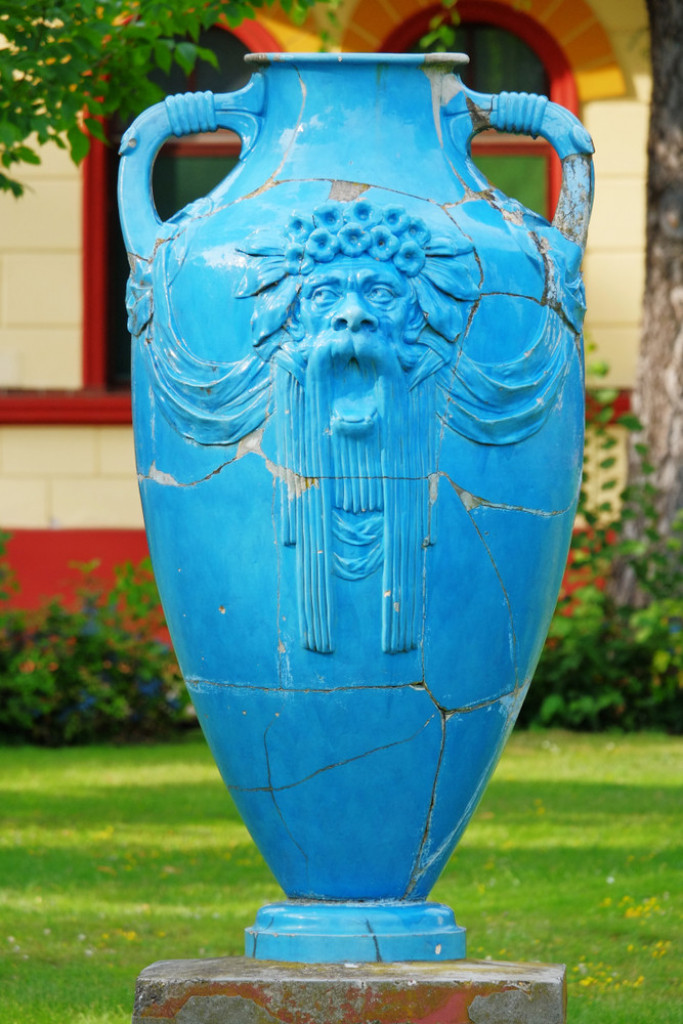 VODENI BOG SA ZAUSTAVLJENIM KRIKOM Prelepe vaze projektovane za centralni gradski park Beča sad su jedne od najstarijih umetničkih ukrasa na Paliću