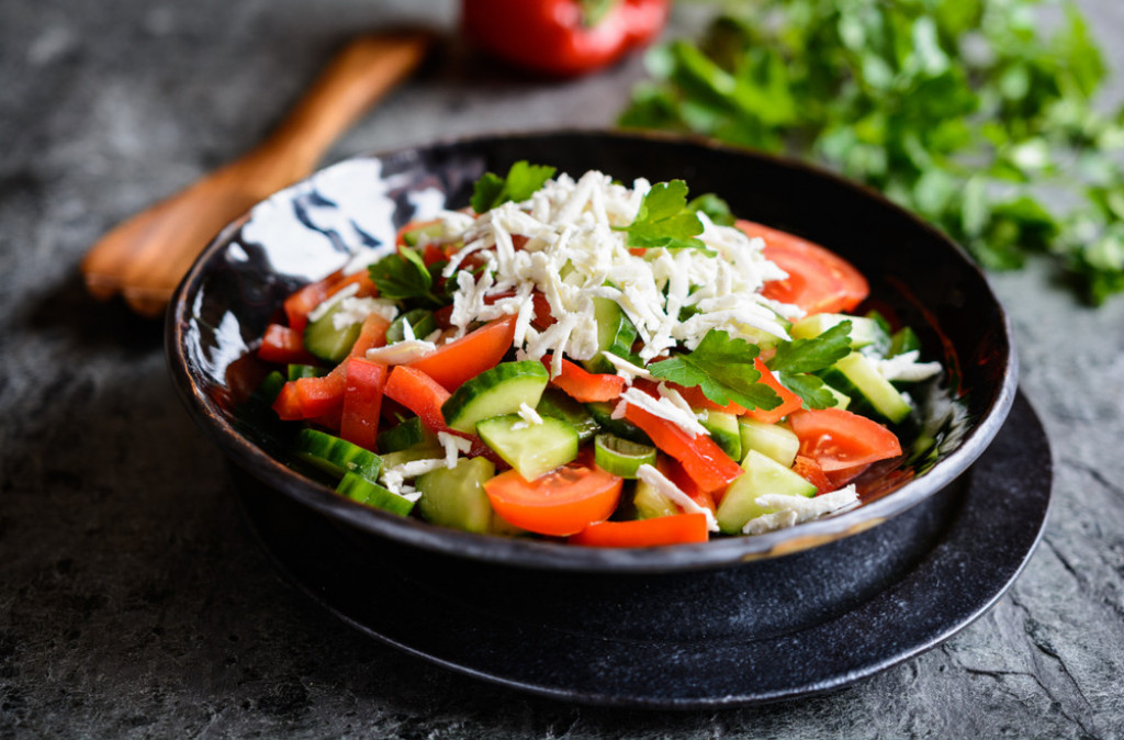 ORIGINALNI RECEPT ZA ČUVENU ŠOPSKU SALATU KOJU SVI OBOŽAVAMO: Većina je na pravi ispravno, ovako je JOŠ UKUSNIJA