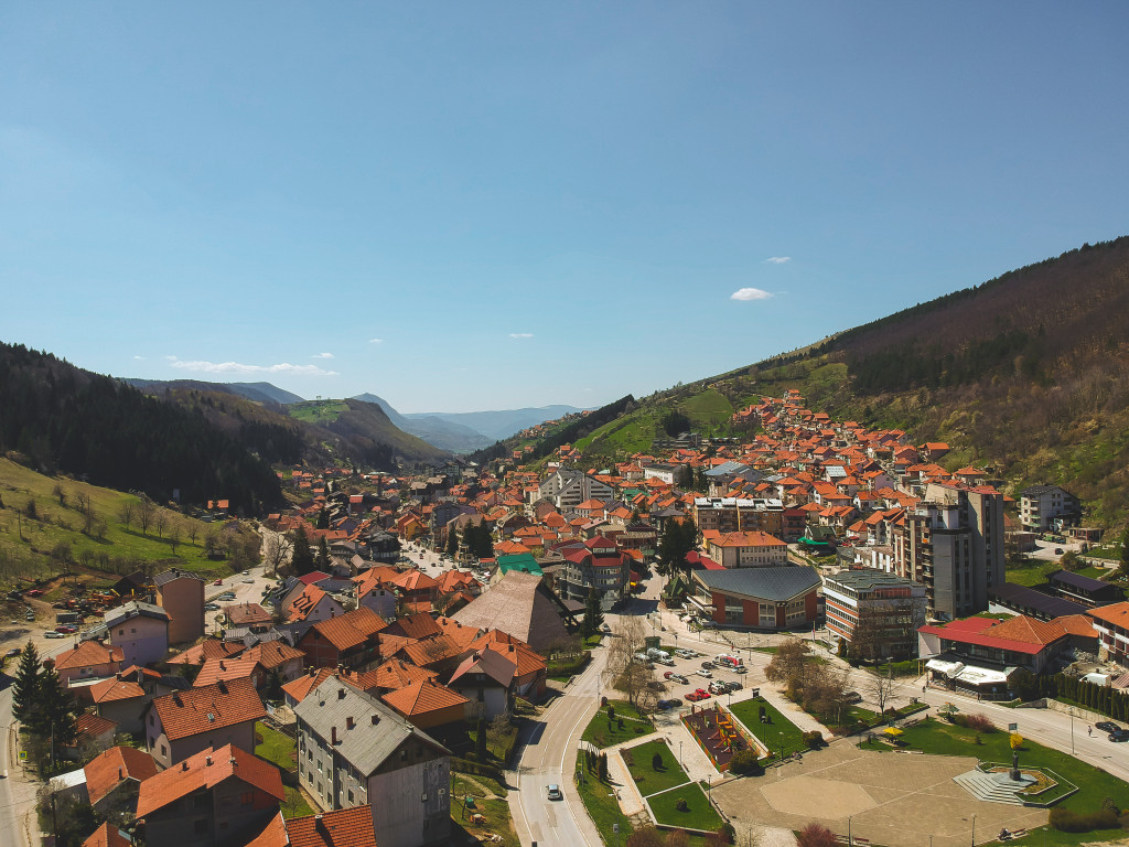 GRAD OKRUŽEN PRIRODNIM LEPOTAMA Poznat po predivnoj okolini, autentičnom suživotu naroda i očuvanju tradicije prošlih vremena