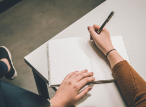 DNEVNA DOZA PRAVOPISA Kako se pravilno piše: "Sa mnom" ili "samnom"?