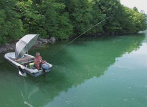 KANCELARIJU MENJAO ZA SMARAGDNO ZELENU POD OTVORENIM NEBOM  Najstariji pecaroš na jezeru, duže od pola veka njegov mamac grizu krupne ribe (FOTO)