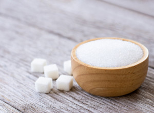 Zbog čega ljudi sve češće stavljaju kašiku šećera u svoje dvorište? Savet koji se širi internetom velikom brzinom