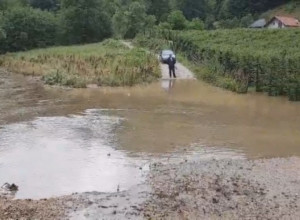 PUSTOŠ U IVANJICI NAKON NEVREMENA Uništeni seoski putevi i poplavljeni podrumi, zbog udara groma oko 4.000 kuća bilo bez struje