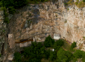 GORNJA ISPOSNICA, SAVINA KUĆA TIŠINE Ko je ikada mogao zamisliti da bi kraljevski sin izabrao tako strašnu liticu za svoje prebivalište radije nego dvorski život?  (VIDEO)