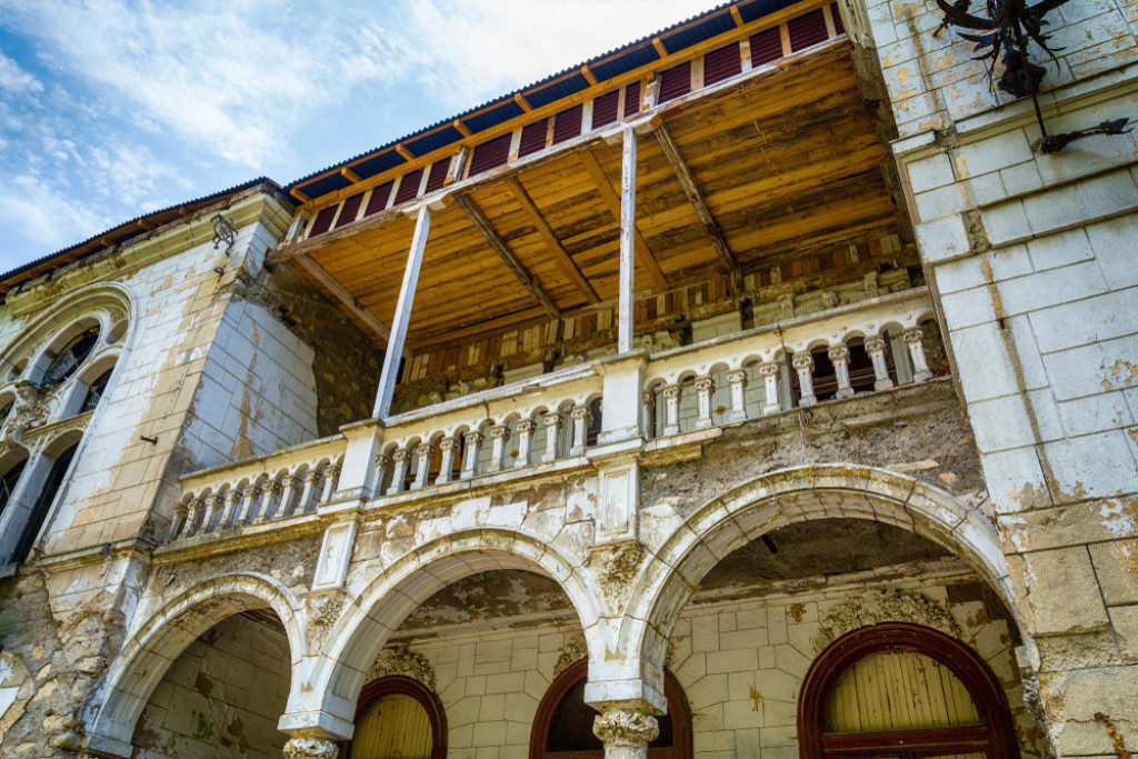 KLINT ISTVUD U NJEMU SNIMAO FILM, MIKI ANTIĆU SLUŽIO KAO ATELJE Magični dvorac u Beočinu prošao trnovit put od luksuza do ruševine (FOTO)