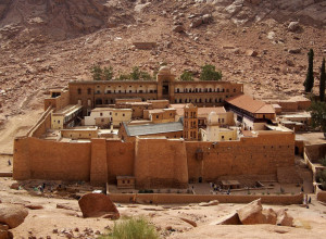 MOŠTI SRBINA U MANASTIRU USRED PUSTINJE Tu je naš prvi psaltir, ćirilični zapisi, srpski igumani i monasi koji su manastir čuvali, brojni darovi naših kraljeva i vladara