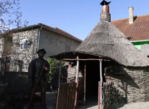 REPLIKA TRADICIONALNE SVINJARSKE KOLIBE U mračnoj, kružnoj kolebi lovci prave roštilj od mesa mangulice, što je neverovatna atrakcija za turiste iz grada (FOTO/VIDEO)