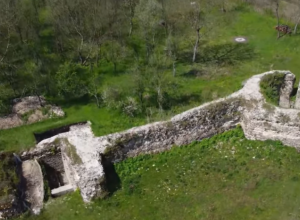 BRANKOVIĆI SU VLADALI GRADOM ZMAJEVA I LAVOVA Selo Kupinovo je čuveno po Mikiju, učesniku rijalitija, iako bi trebalo da bude poznato kao poslednja srpska prestonica (VIDEO/FOTO)