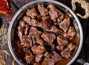 POSEBAN JE DOŽIVLJAJ UMAKANJE HLEBA U OVO JELO Dobra kavurma je čast domaćina i njegova umešnost da dobro iskoristi sve sirovine od zaklane svinje (RECEPT/FOTO)