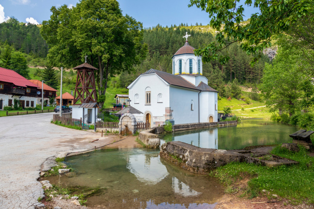 PRAVI NEOTKRIVENI DRAGULJ ZLATARA, ŠTITKOVO Bilo je prestonica Srbije, prema legendi, ime je dobilo po "štitovima" jer se u centru nalazila "fabrika" za proizvodnju oružja-štitova (VIDEO)