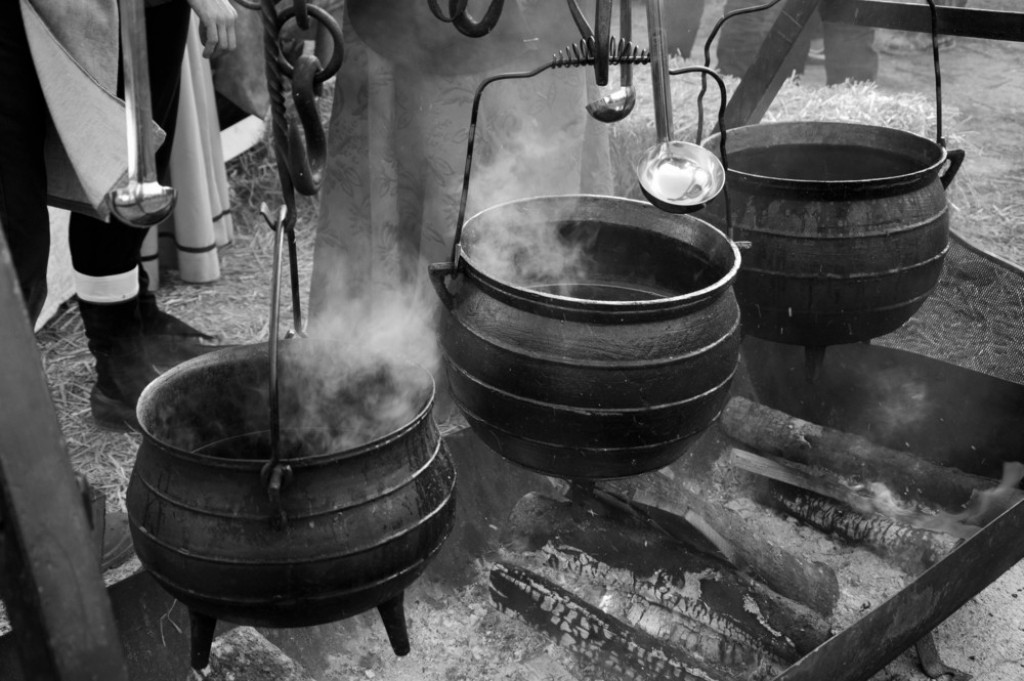 NAJVIŠE SE SIPALO MUŠKARCIMA! Jelo se u zavisnosti od godišnjeg doba i dana u nedelji, nije bilo frižidera, ni zamrzivača, a naše bake su posle ratova nastavile tako da kuvaju (FOTO)
