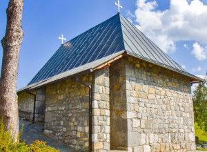 TAJANSTVENA SVETINJA KRALJEVSKOG POREKLA Narod se u turskom ropstvu krišom okupljao u potaji oko manastira, krštavao i venčavao (VIDEO/FOTO)