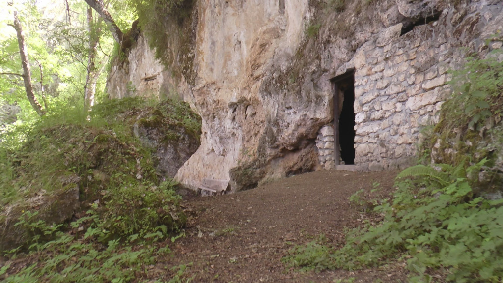 VELIKA SRPSKA SVETINJA UKLESANA U STENI U crkvi Svetog Nikole dešavala se čuda, mnoga deca progovorila nakon što bi u njoj prenoćila (FOTO)