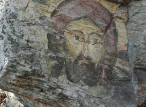 SREDNJOVEKOVNI GRAD NA VRHU STENE Danas postoje samo ostaci ovog mesta, a proglašen je za kulturno dobro Srbije (FOTO/VIDEO)