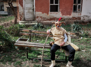 BELE POKLADE ILI PROĆKE, DAN ZA PRAŠTANJE Prema narodnom običaju, deca obilaze roditelje, nose im na dar flašu pića i razne poklone (FOTO/VIDEO)