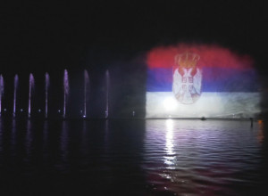 MULTIMEDIJALNA FONTANA NA KRALJEVOM TRGU Sektakularno i svetski, po prvi put u Srbiji na ekranu od vodene prašine uživo prikazan koncert (FOTO)