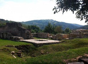 RAKOVAC NIJE POZNAT SAMO PO KAMENOLOMU Jedna od znamenitosti je i nalazište Gradina i prelep manastir Dumbovo (FOTO/VIDEO)