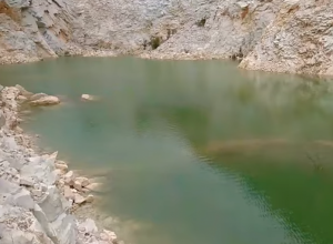 OVO NIJE KLASIČNO JEZERO! Nastalo je na jednom od kopova Venčaca, koji se više ne koristi, slivanjem kišnice (FOTO/VIDEO)