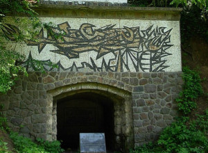 SPOMEN-OBELEŽJE U ZNAK TEŠKOG STRADANJA „Druže Tito, mi ti se kunemo”, doskoro je tu bio Titov veliki portret sa ovim natpisom, koji je prekrečen (FOTO)