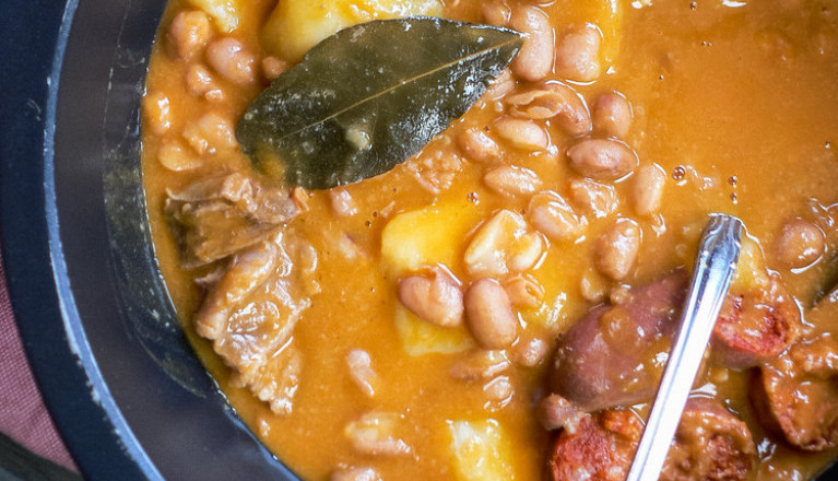 NAJUKUSNIJE TRADICIONALNO JELO NA KAŠIKU: Pasulj po receptu Steve Karapandže je praznik za sva čula! (RECEPT)