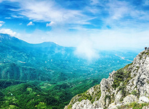 NAJATRAKTIVNIJI VRH SUVE PLANINE Kao da se penjete na Mont Everest, pruža se pogled na gotovo celu jugoistočnu Srbiju (FOTO/VIDEO)