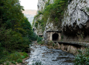 REKA JERMA, PRAVO ČUDO BALKANA Nalazi se na samo 30 kilometara od Pirota