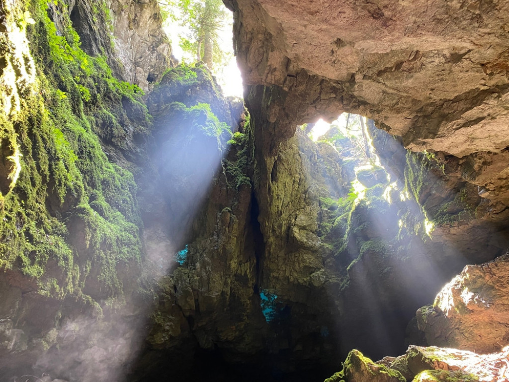 RETKO VIĐENI UKRASI LEDENE PEĆINE Legenda kaže da je ime dobila po tome što je u njoj i leti i zimi temperatura konstantna (FOTO/VIDEO)