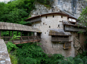 POD KROVOM "SRPSKOG OSTROGA" Voda koja izvire iz jedne od manastirskih pećina, kako se priča, leči očne i druge bolesti (FOTO/VIDEO)
