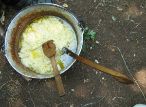 ČEŠĆE SU GA SPREMALI MUŽEVI Staro pastirsko jelo, belmuž, je u tom obliku još iz srednjeg veka ostalo takvo do danas (FOTO/VIDEO)