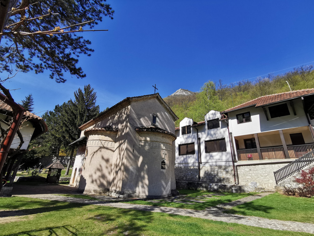 SRPSKA SVETINJA KOJA ODOLEVA VEKOVIMA Kandilo u manastiru Nikolje nikada se nije gasilo, a poznat je i po svetom boru (FOTO/VIDEO)