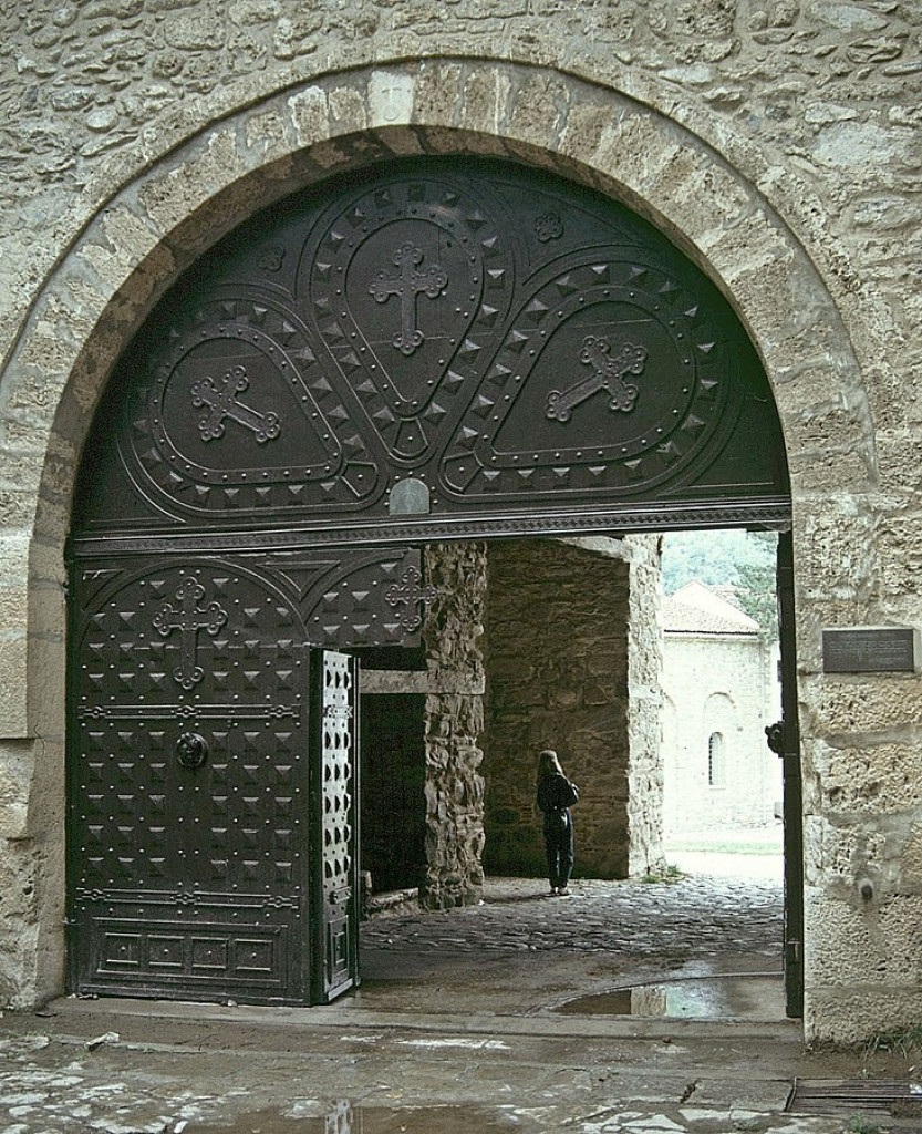 MISTERIJA FRESKE U VISOKIM DEČANIMA Čuvena freska Isusovog raspeća sa dva čudna detalja