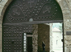 MISTERIJA FRESKE U VISOKIM DEČANIMA Čuvena freska Isusovog raspeća sa dva čudna detalja