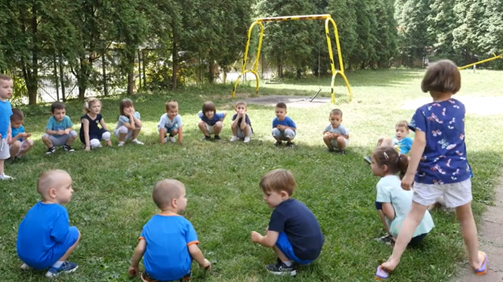 "IDE MACA OKO TEBE, PAZI DA TE NE OGREBE" Da li ste nostalgični za nekadašnjim dečijim igrama? (FOTO/VIDEO)