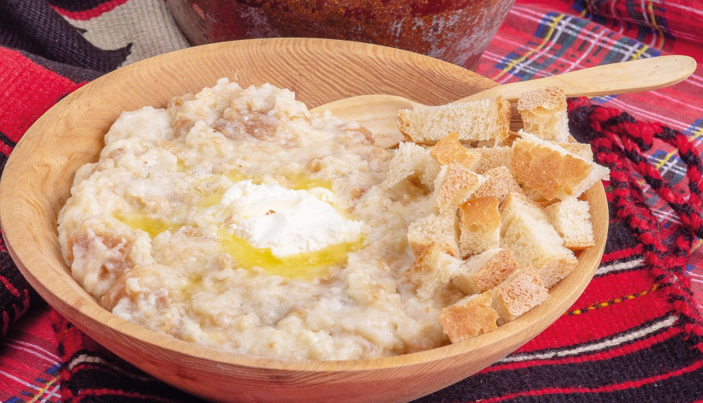 UZ DOMAĆI HLEB, SIR I KAJMAK VAŠA POPARA ĆE PROGOVORITI STO JEZIKA: Još kada sve sami napravite od nule, zlata je vredna