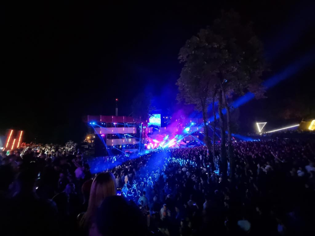 POČEO NAJVEĆI FESTIVAL U REGIONU Na desetine hiljada posetilaca stiglo iz svih krajeva sveta u Vrnjačku Banju