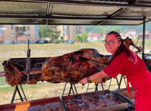 KO GA PROBA KAŽE, VREDI SVAKI DINAR Ljubitelji dobrog zalogaja ne žale para za ovaj delikates (FOTO/VIDEO)