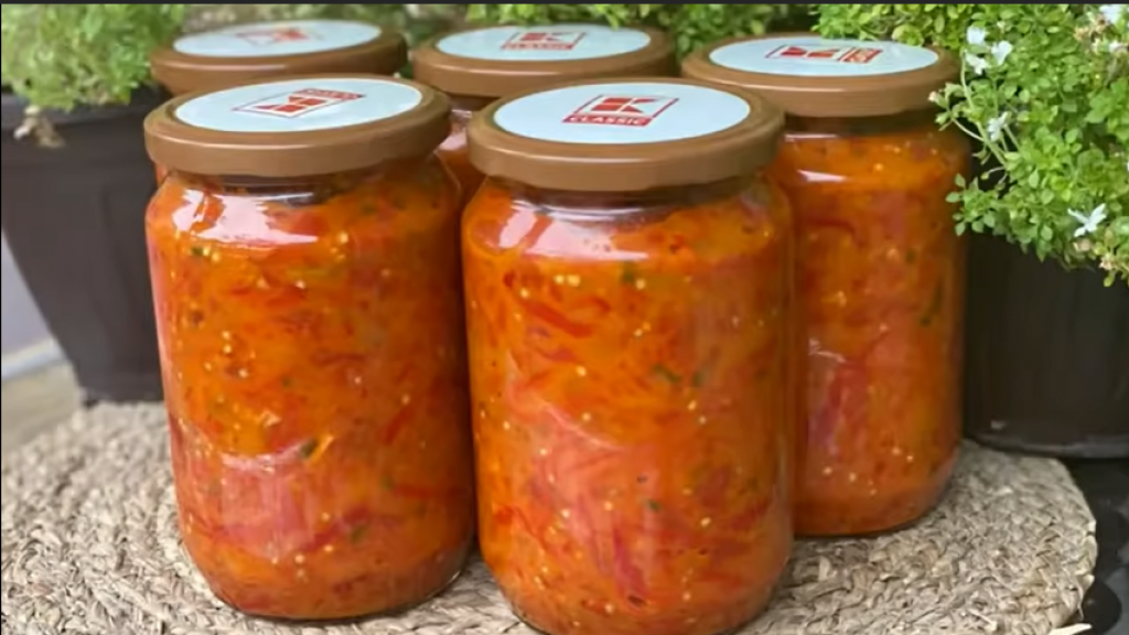 NAPRAVITE GA SADA I MIRNI STE CELE ZIME Starinski recept za pinđur, biće lepši i od ajvara