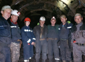 TEŽAK POSAO OBAVLJA SA OSMEHOM NA LICU Dušica zarađuje hleb sa sedam kora i kroz blatnjave hodnike silazi u duboku jamu (FOTO/VIDEO)