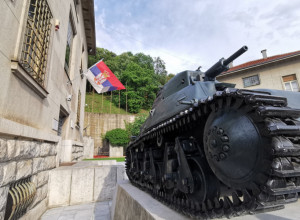 OKLOPNI TENK KAO SIMBOL GRADA NA ĐETINJI Srbi ga zaplenili od Nemaca tokom Drugog svetskog rata, a sada već decenijama čuva ovaj grad! (FOTO)