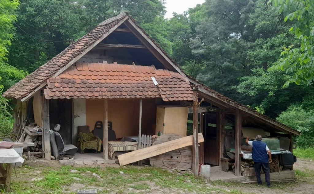 NEVEROVATNO VEROVANJE KOD SRBA Deca koja ne mogu lako da progovore piju vodu sa ove vodenice potočare (FOTO)