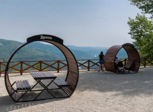 PRELEPO ZDANJE NA SRPSKOJ LEPOTICI Planina Tara je dobila još jedan veličanstven vidikovac, pogled koji doseže do BiH