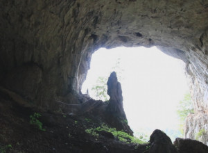 LEGENDA KAŽE DA JE ČUVAJU ZMAJEVI Speleoški dragulj smešten na samo 14 kilometara od centra Užica, ima impozantan ulaz u obliku potkovice (FOTO)